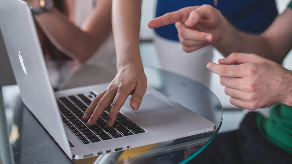 Una tesis de la UOC ha analizado el uso de vídeos en estudios superiores (foto: Mimi Thian / unsplash.com)