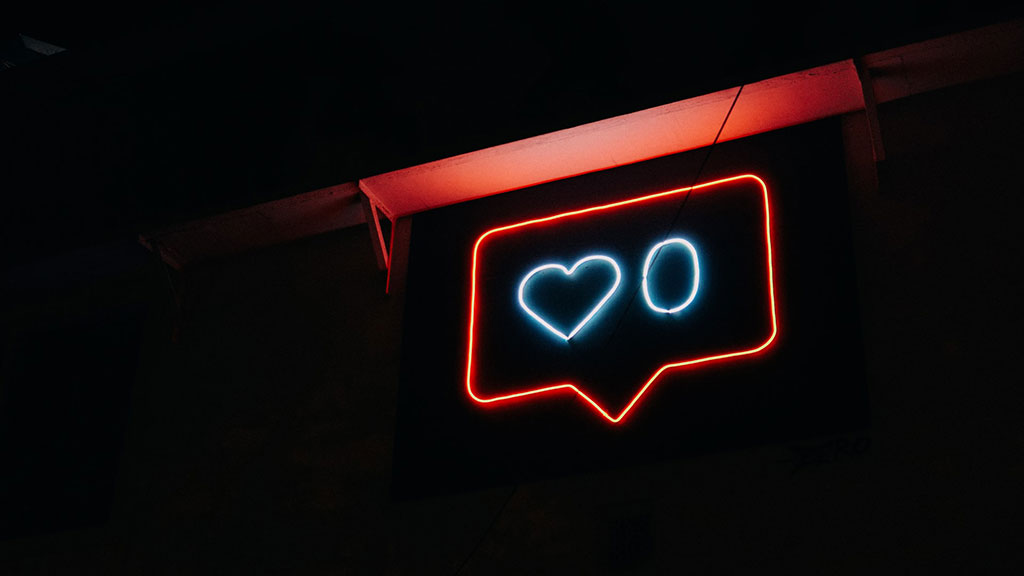 Les xarxes socials han afavorit un perfil psicològic que ha trobat en aquest entorn el lloc perfecte per fer mal i, així, sentir-se més fort  (Foto: Prateek Katyal / Unsplash.com)