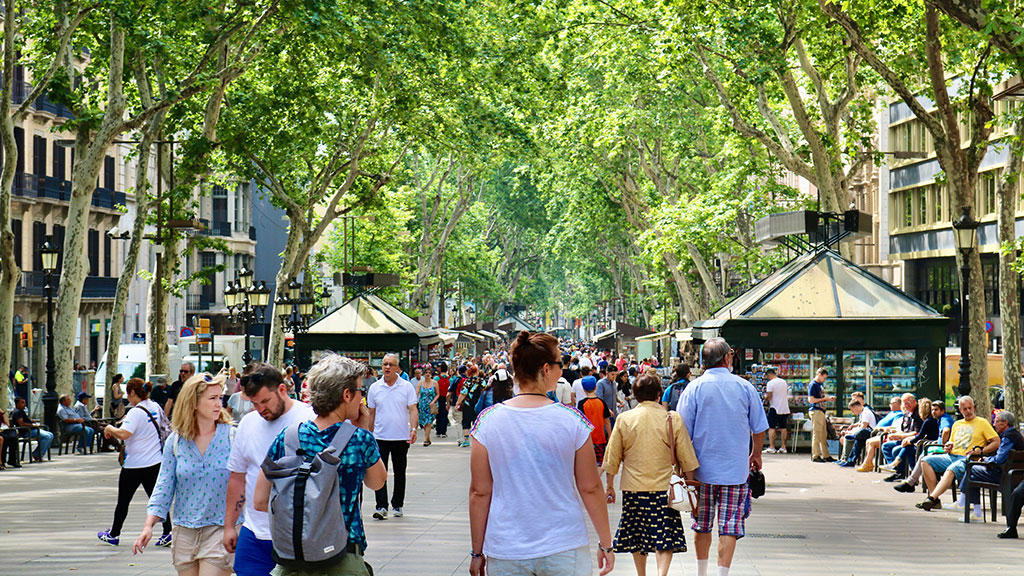 Una recerca per a impulsar la mobilitat a peu a Barcelona (foto: Jorge Fernández / unsplash.com)