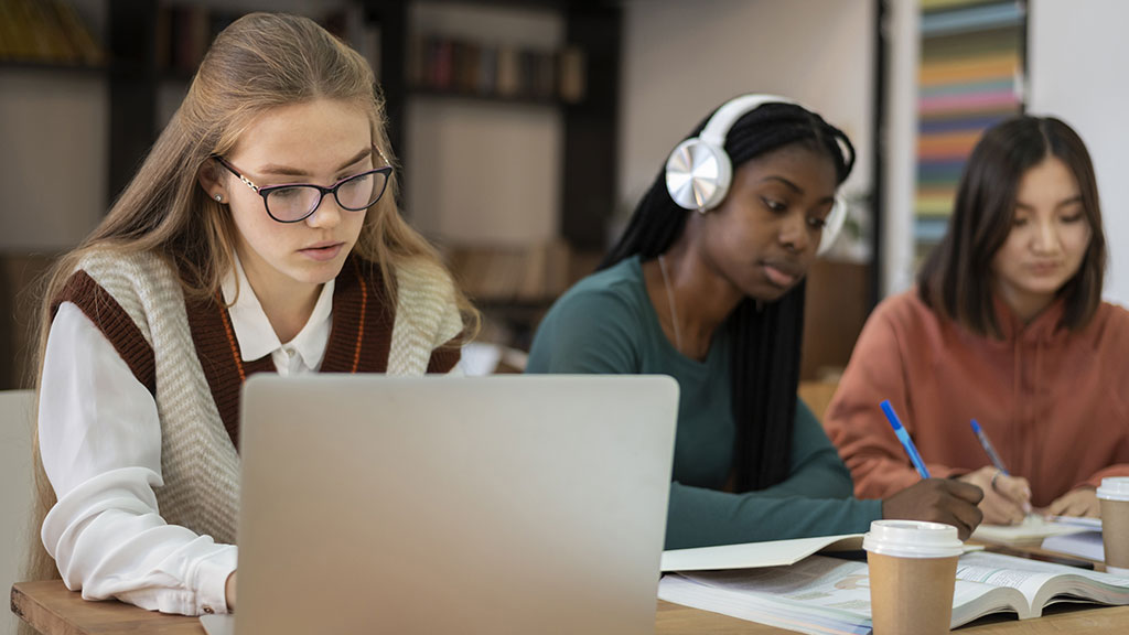 A la recent convocatòria de beques, la UOC ha posat un total de 250 beques a disposició d'estudiants provinents de països de l'Amèrica Llatina i el Carib. (Foto: Freepik)