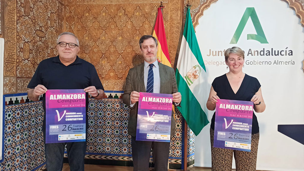 Emilio Ortiz López,  director provincial del Servicio Andaluz de Empleo (SAE), Miguel Ángel García, delegado de la UOC en Andalucía, y Sandra Sanz Martos, vicedecana de Programas Emergentes, Competitividad y Empleabilidad, y profesora de los Estudios de Ciencias de la Información y de la Comunicación de la UOC.
