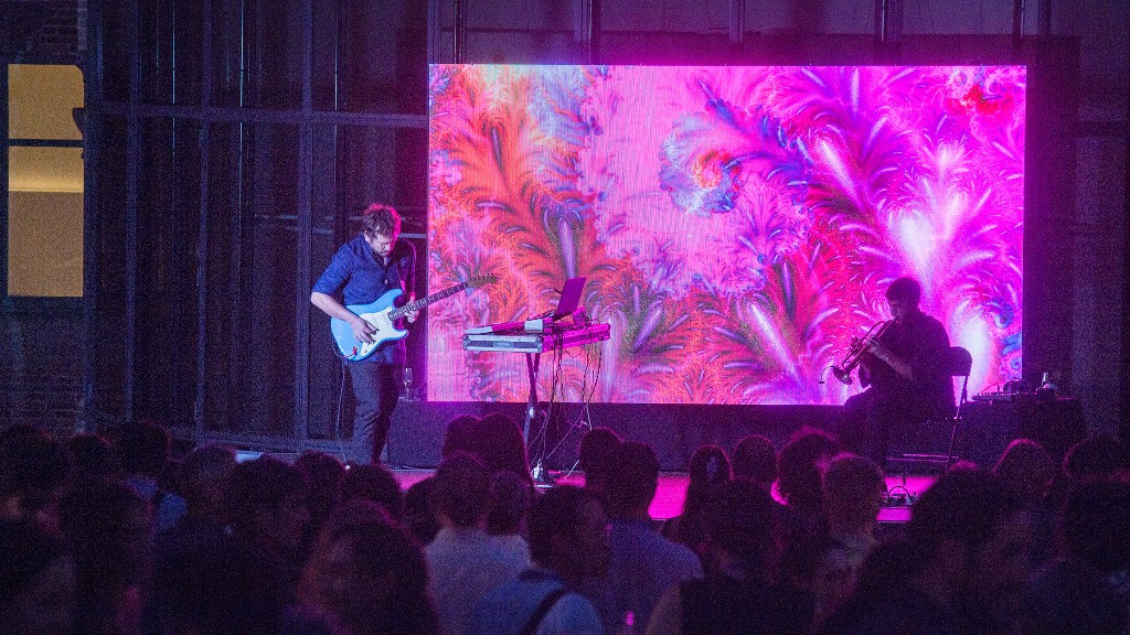 500 persones van gaudir de la performance audiovisual "Fractal Listening", dels músics Sebastián Seifert i Santiago Bartolomé, a l'acte central de l'ISEA2022 Barcelona.