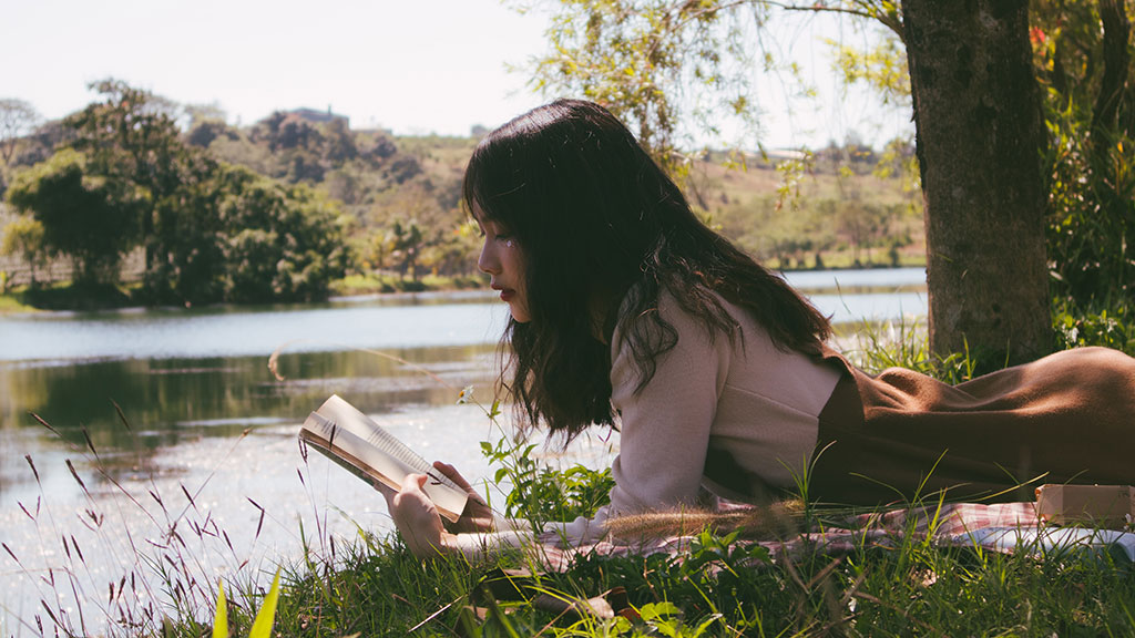 En un context d'igualtat respecte de la llei, les condicions per a la creació literària continuen sense donar-se de la mateixa manera per a dones i homes. (Foto: Nguyen Thu Hoai / Unsplash)
