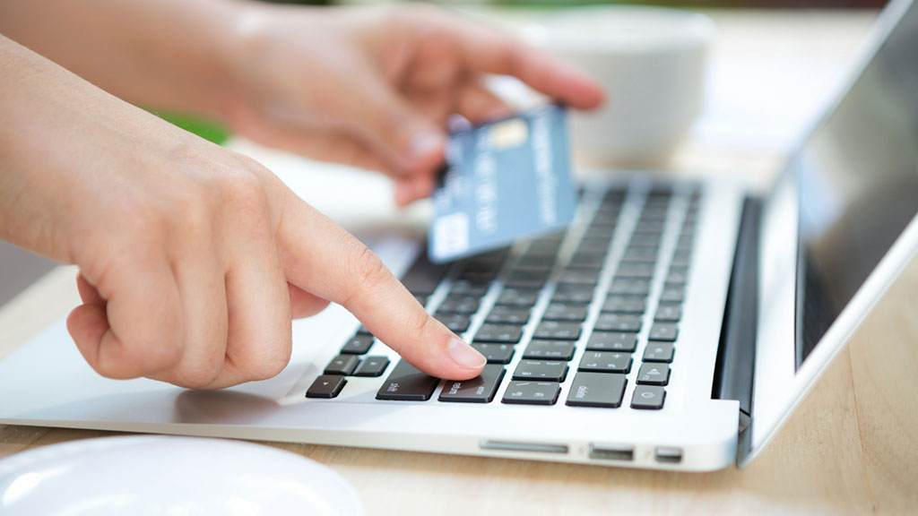 El 97 % dels llocs web i les aplicacions més populars utilitzats pels consumidors europeus van emprar almenys una d'aquestes pràctiques. (Foto: Freepik / Jannoon028)