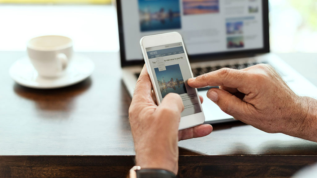 El periodisme mòbil o MOJO (de l'anglès, MObile JOurnalism) consisteix a utilitzar la telefonia mòbil per filmar, produir, editar i distribuir històries pels mitjans de comunicació. (Foto: Freepik)