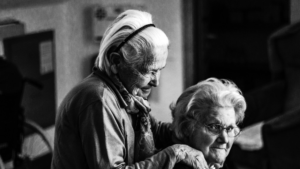 The study analyses the characteristics of non-professional caregivers in Spain: they are women, many of them elderly, with only an elementary school education and economically disadvantaged. (Photo: Eberhard Grossgasteiger, Unsplash)