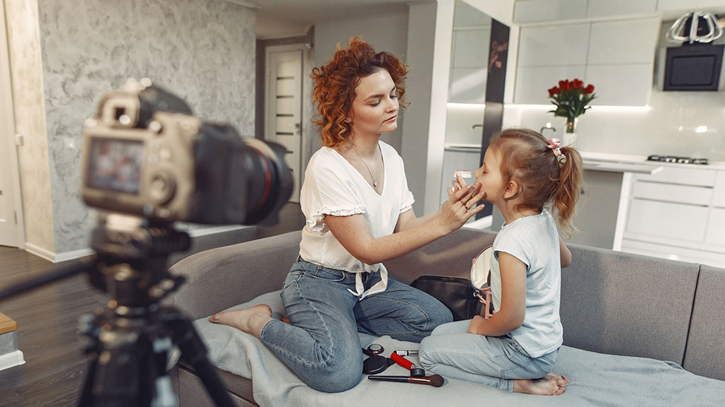 Amb l'arribada de Nadal molts nens influencers es dediquen a promocionar joguines. (Foto: Freepik)