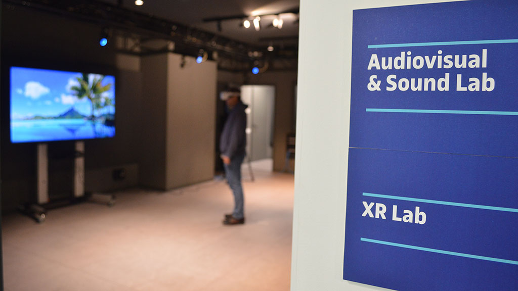 El coordinador del XR Lab, laboratori de tecnologies immersives, Pierre Bourdin, comprova el nou equipament. (Foto: Lina Vanesa Lopez Ortiz, UOC)