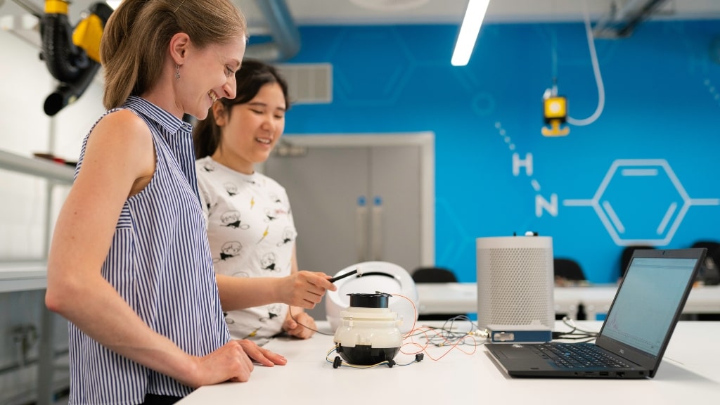 Voz, liderazgo y reconocimiento: el papel de las disciplinas STEM para dar valor al trabajo de las mujeres (foto: ThisisEngineering RAEng / unsplash.com)