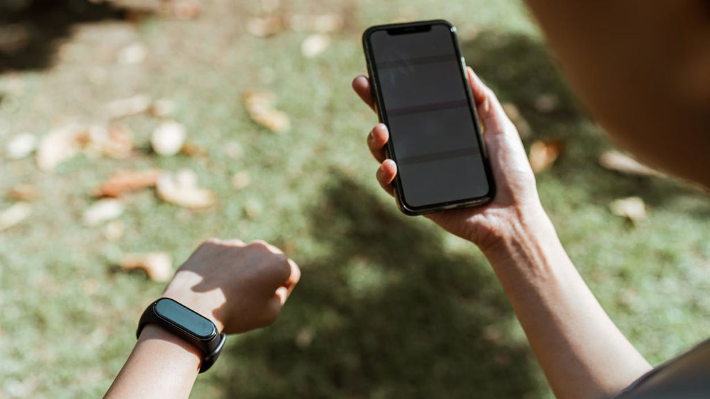 Telemonitoring ? through the use of devices or wearables? is a useful tool for the treatment of breast cancer. (Photo: Ketut Subiyanto/Pexels)