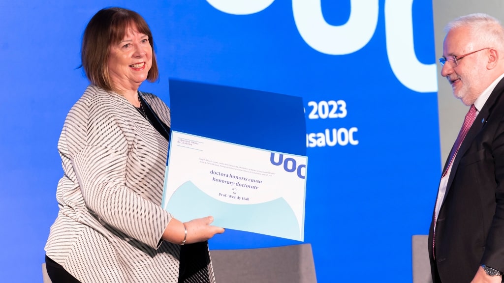 In her speech, Dame Hall looked back on her academic and professional career, as well as some of the challenges she has had to face. (Photo: UOC)