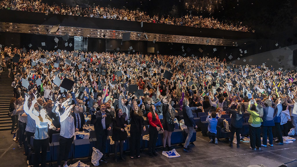 El 5 de maig, a l'Auditori Fòrum (Barcelona), i el 17 de maig, al WiZink Center (Madrid), se celebren, en línia i presencialment, els actes de graduació de més de 10.000 estudiants. (Foto: UOC)