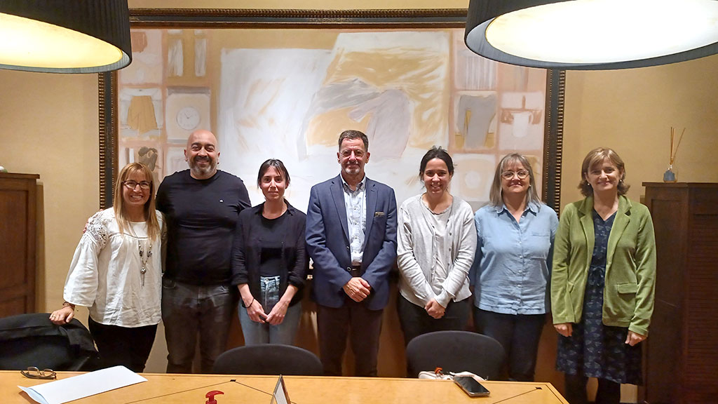 Signing ceremony for the new spin-off (from left to right): <b>Mireia Riera</b>, director of the UOC Research and Innovation department; <b>Guillermo Bautista</b>, UOC researcher and co-founder of the new spin-off; <b>Maria Casanovas</b>, UOC researcher and co-founder; <b>Antoni Cahner</b>, UOC general manager; <b>Marta López</b>, UOC researcher and co-founder; <b>Anna Escofet</b>, UB researcher and co-founder; and <b>Lurdes Jordi</b>, director of Innovation and Knowledge Transfer at the UB's Bosch i Gimpera Foundation (Image: UOC)