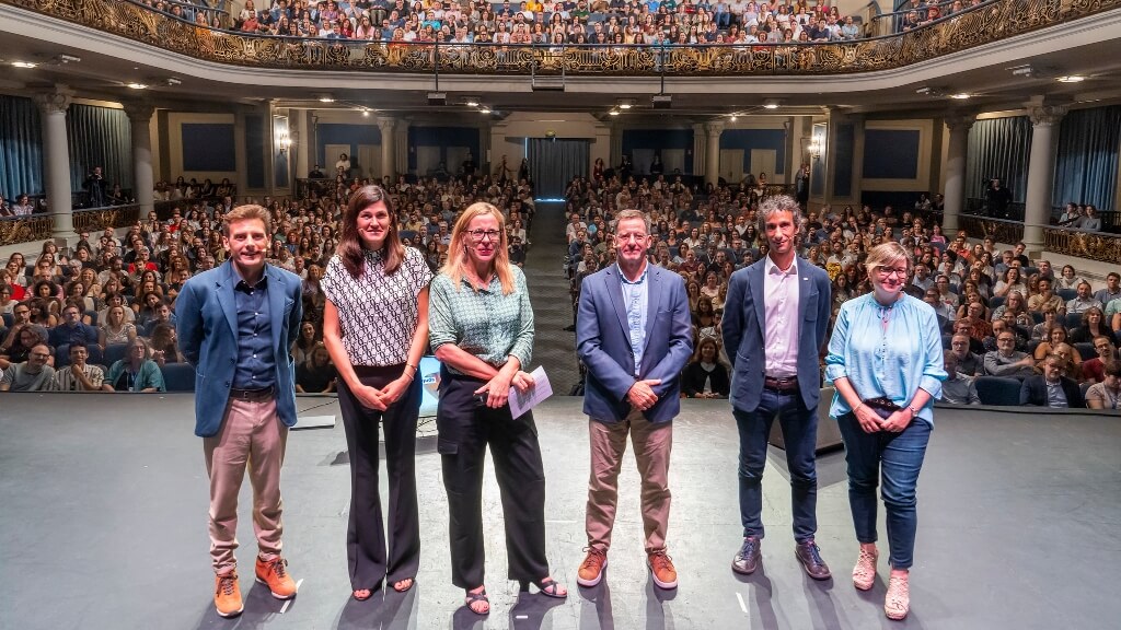 La estrategia de la universidad para el periodo 2024-2025 se ha presentado en el Teatro Coliseum de Barcelona en un acto que ha acogido a un millar de personas del equipo propio. (Foto: UOC)