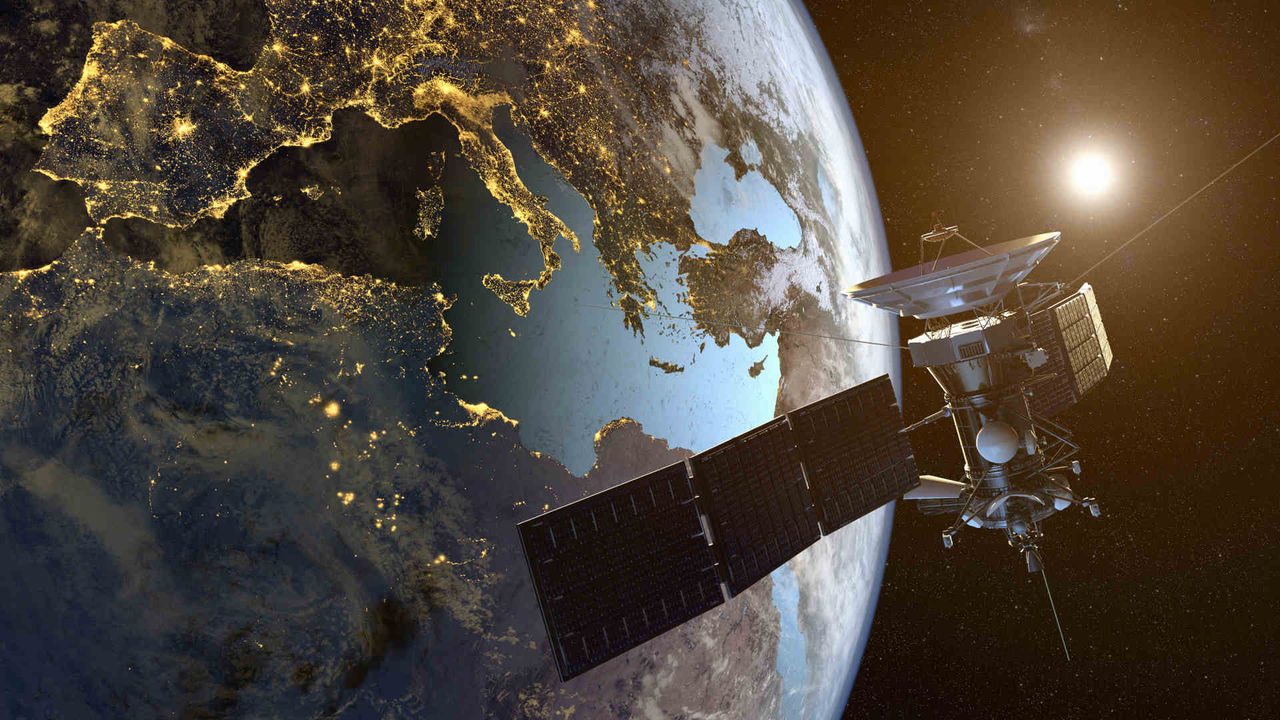 LEO satellite constellations have emerged in recent years as an alternative solution capable of overcoming the limitations of terrestrial networks (photo: Adobe Stock)