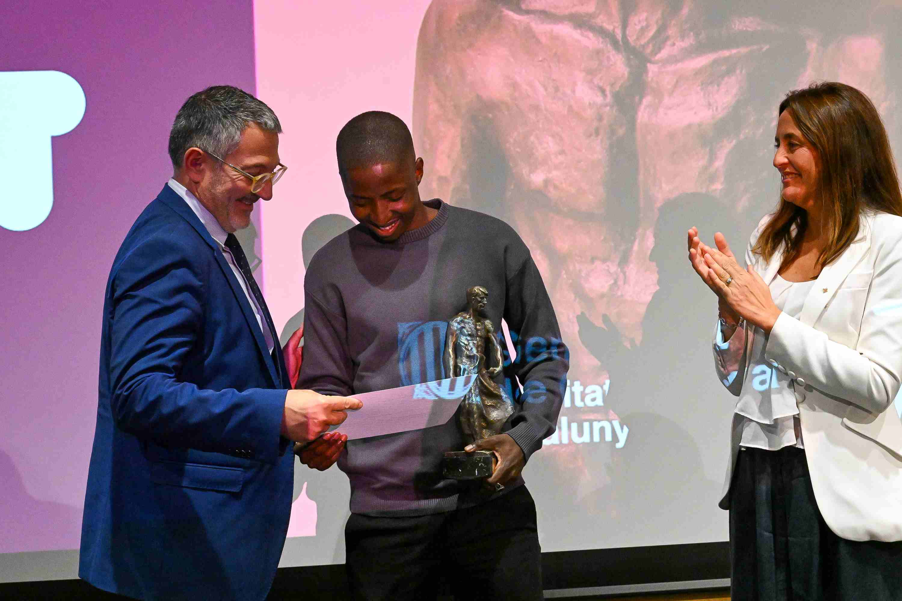 El estudiante de la UOC Ahmed Mansur ha sido galardonado en la categoría de Trayectoria individual de la persona usuaria de centros de formación profesional. (Foto: Albert Canalejo Osorio)