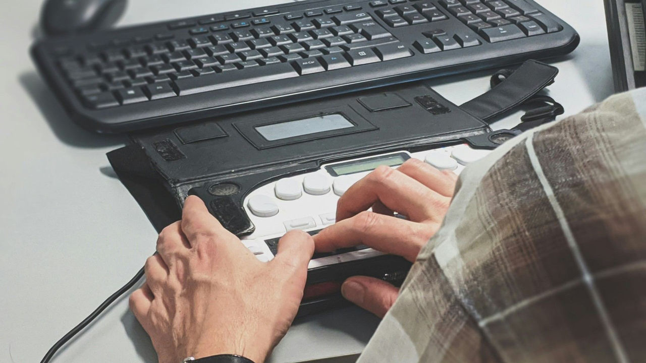 Servicios especializados, adaptaciones y un seminario en línea abierto al estudiantado completan la apuesta institucional. (Foto: Sigmund / Unsplash)