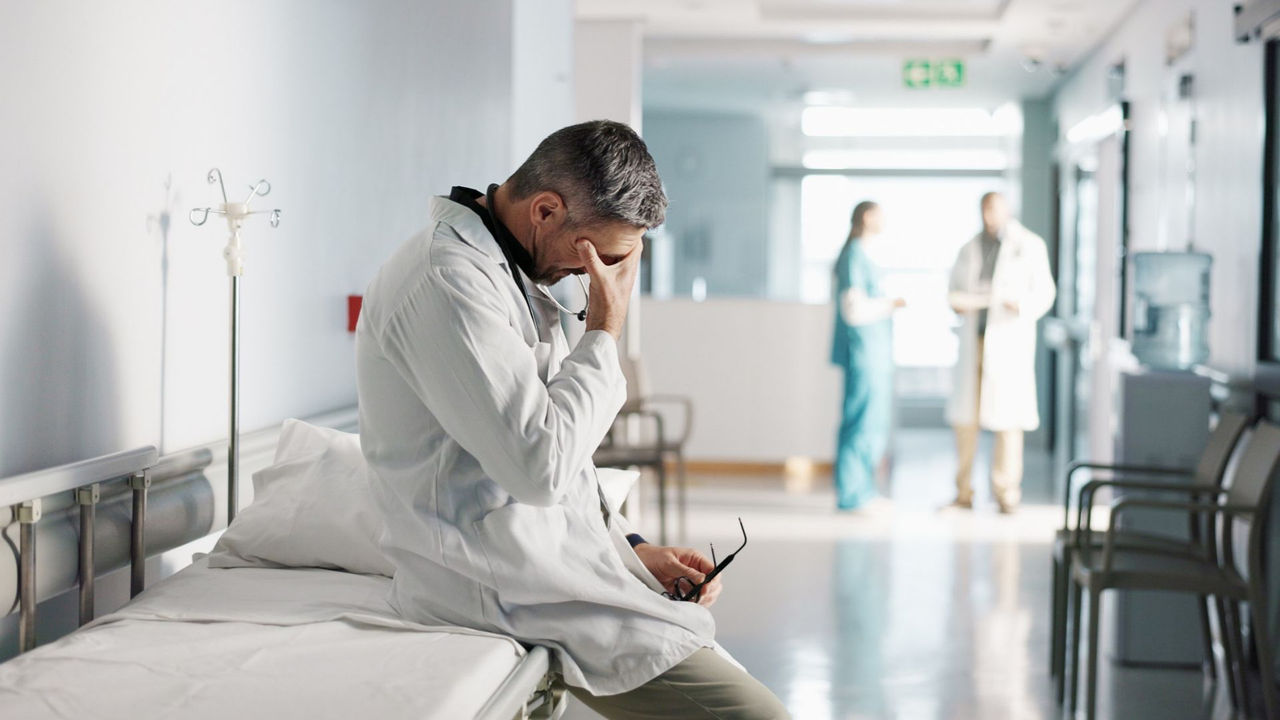 El estudio se ha basado en una muestra de cerca de un millar de profesionales sanitarios de Catalunya (Foto: Adobe Stock)
