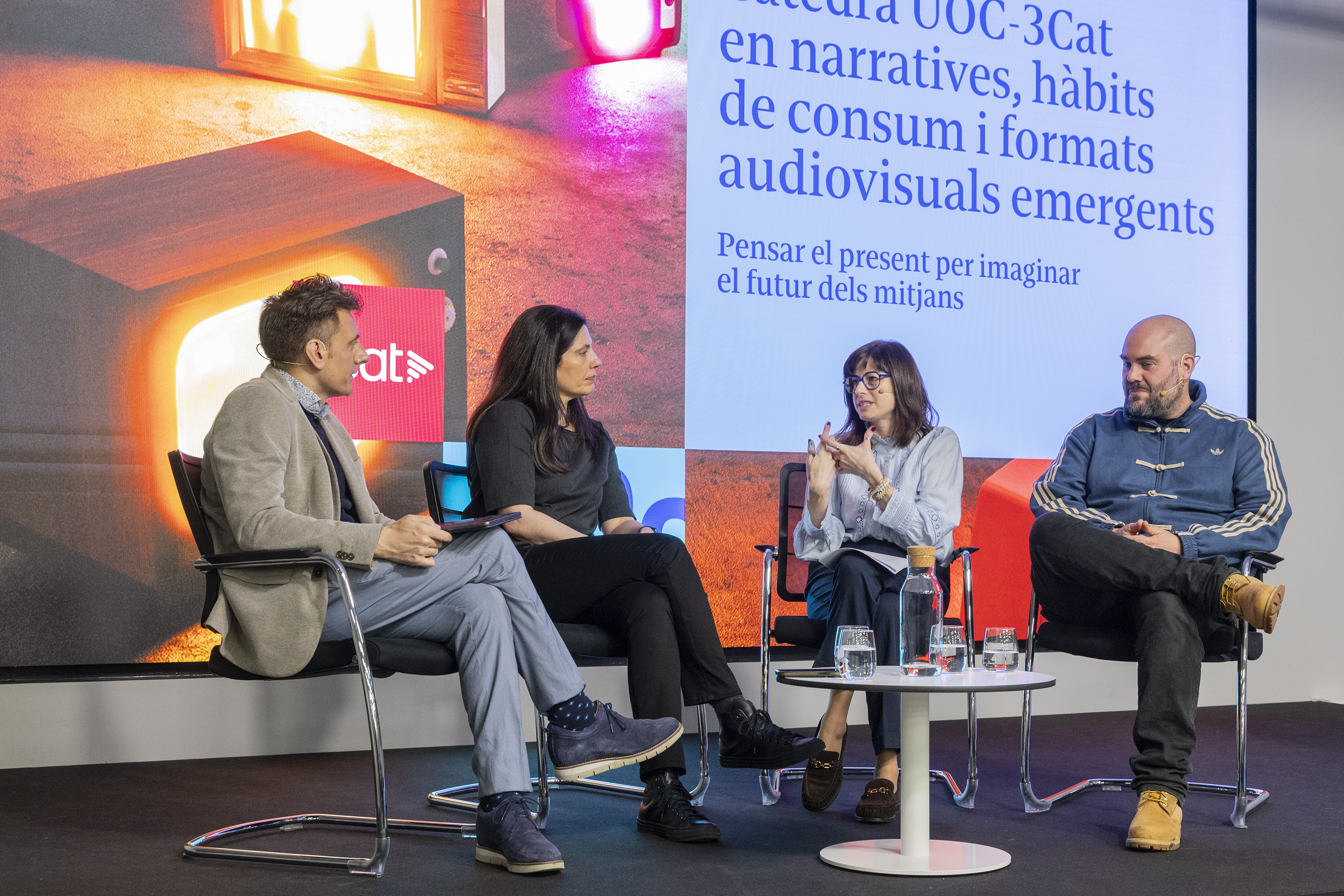 Inicio de la mesa redonda con profesionales del sector y académicos