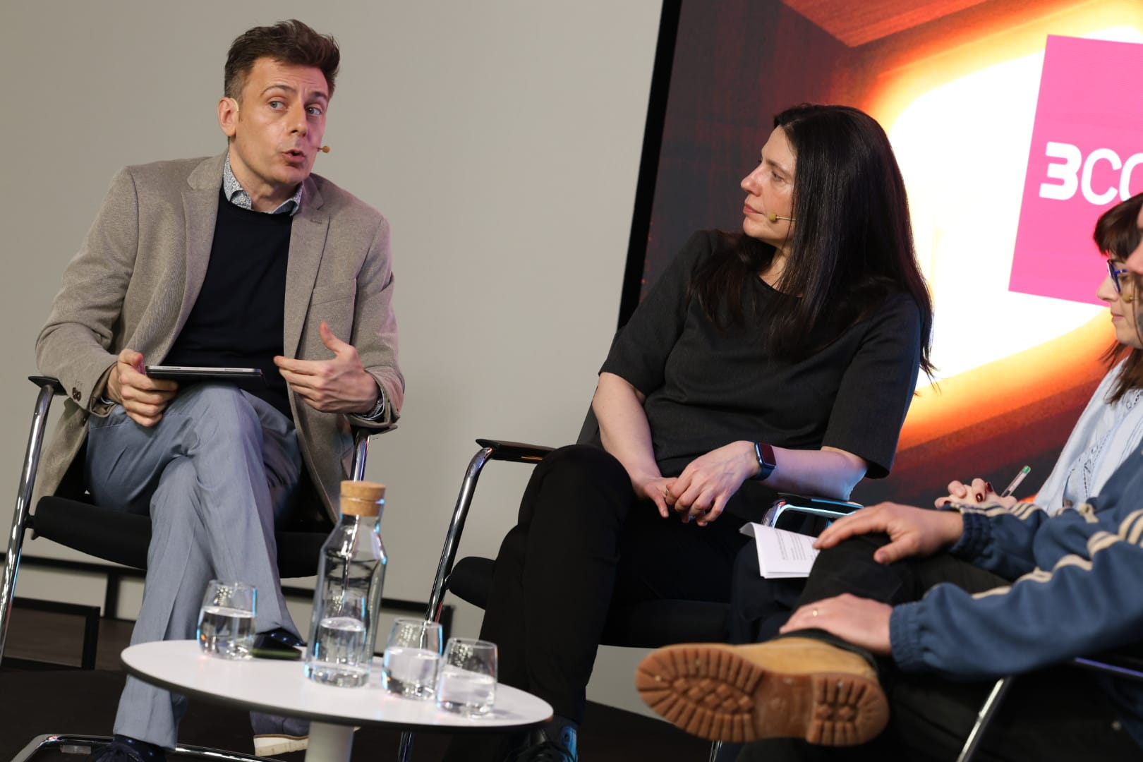 Manel Jiménez Morales, vicerrector de Alianzas, Comunidad y Cultura de la UOC y Neira, profesora de los Estudios de Comunicación