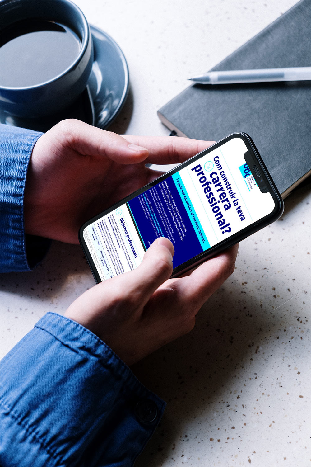 Pantalla de telèfon mòbil amb contingut sobre millora de carrera profesional