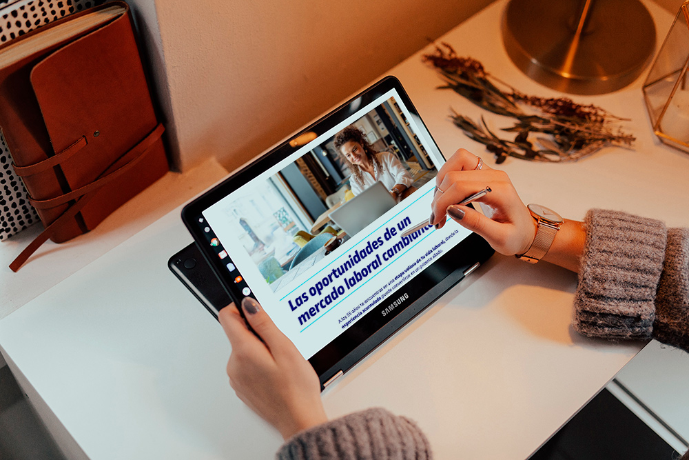 Pantalla de teléfono móvil con contenido sobre mejora de carrera profesional