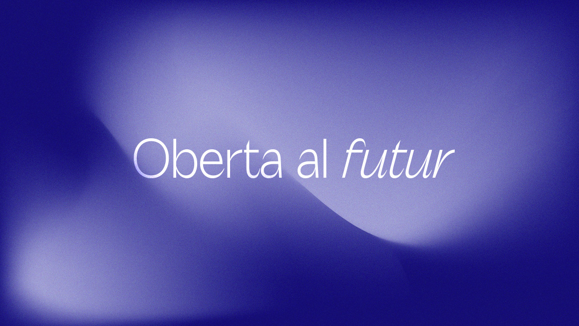 El text "Oberta al futur" escrit en blanc sobre un fons amb textura de degradats abstractes en tons de blau fosc i lila.