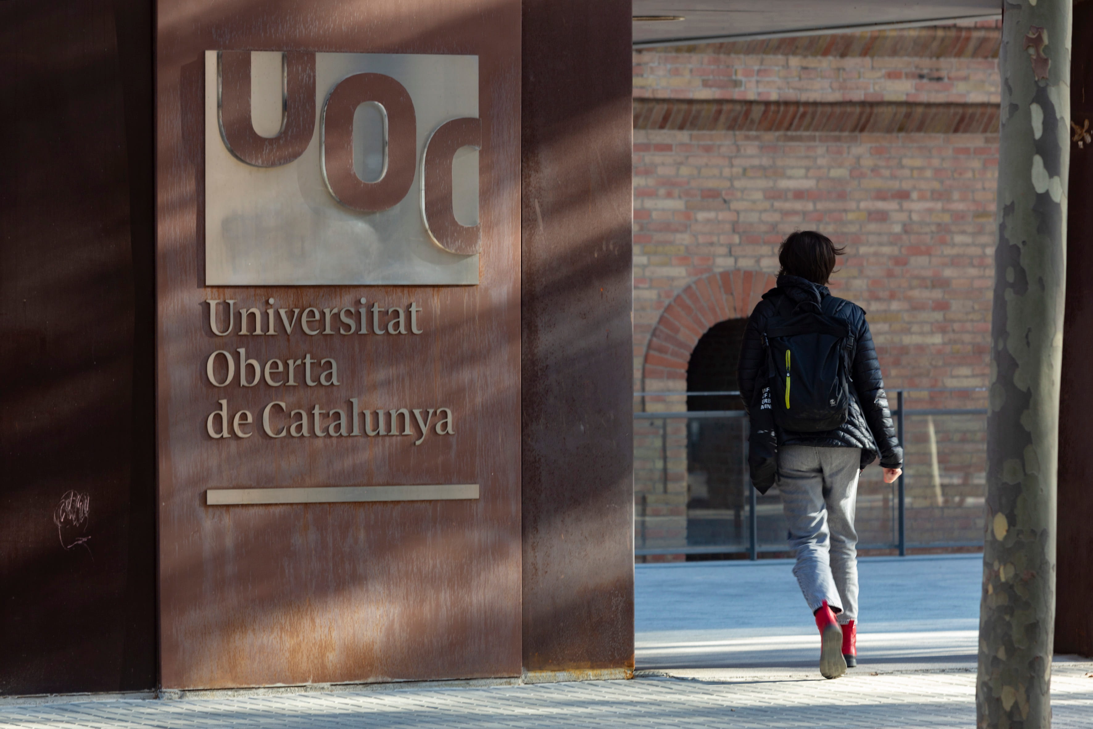 Entrada de la Universitat Oberta de Catalunya (UOC), institució acadèmica que impulsa col·laboracions institucionals amb empreses i organitzacions.