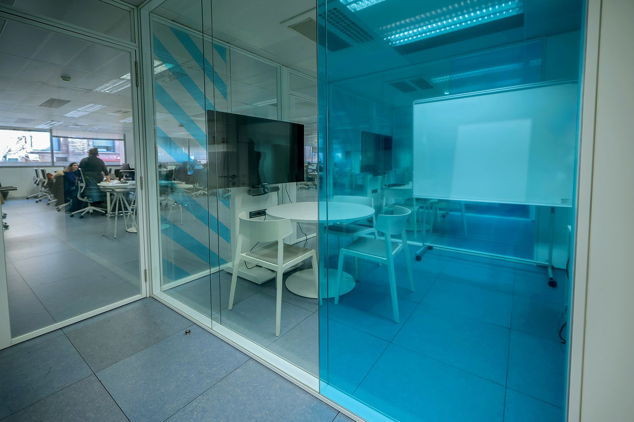 Noi somrient amb barret mirant a l'esquerra