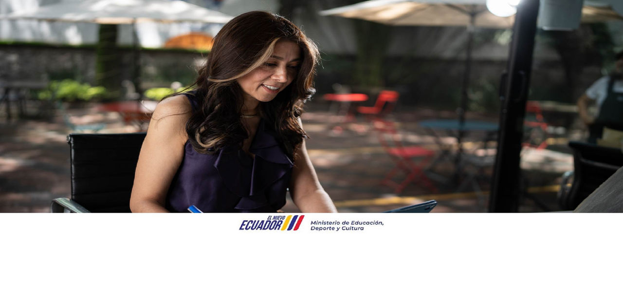 Noi somrient amb barret mirant a l'esquerra