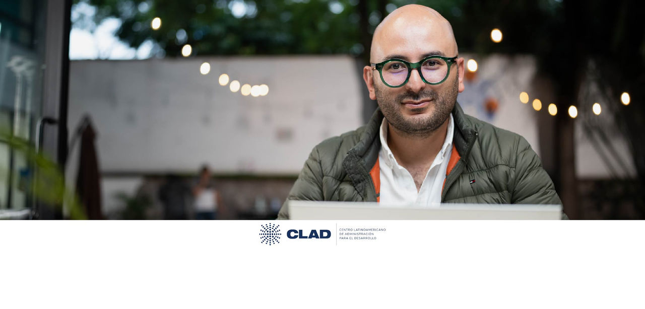 Noi somrient amb barret mirant a l'esquerra