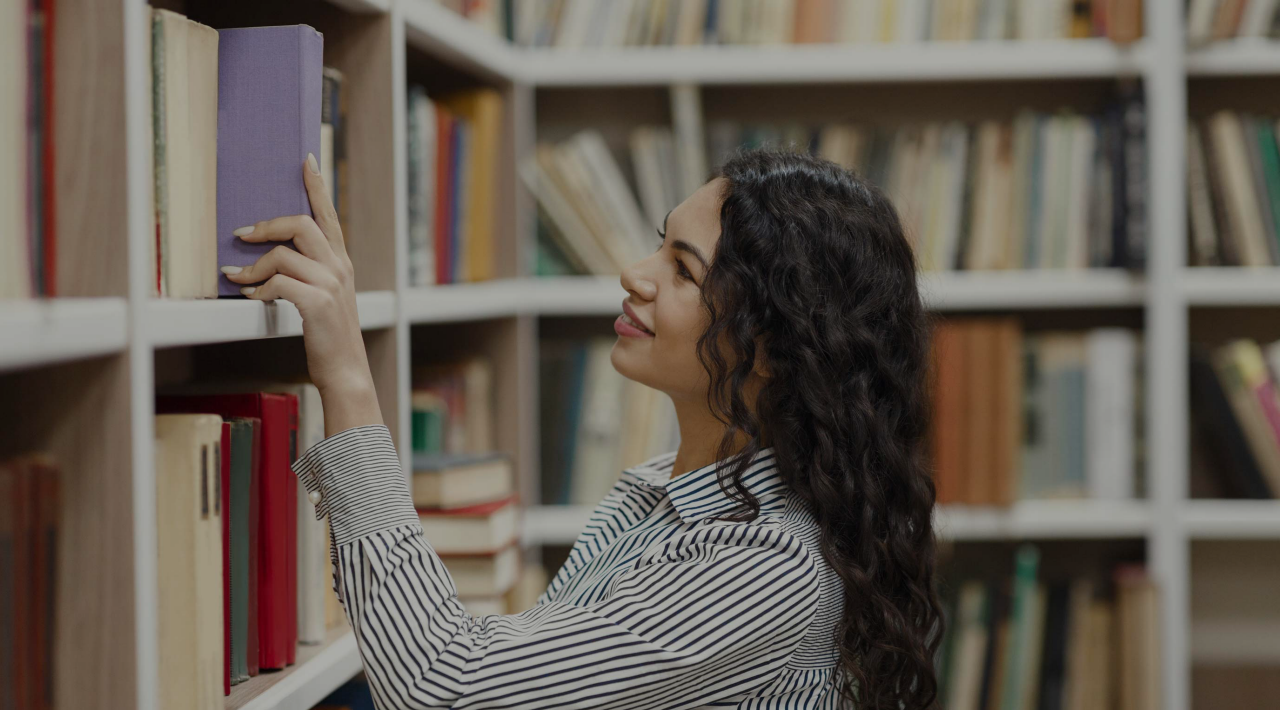 Noi somrient amb barret mirant a l'esquerra