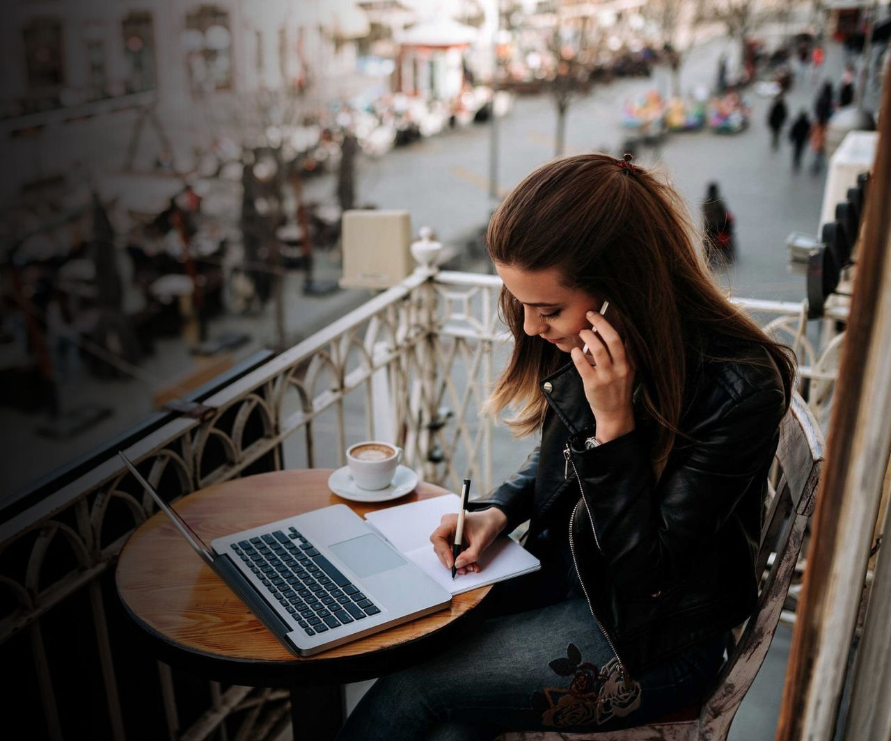 Noi somrient amb barret mirant a l'esquerra