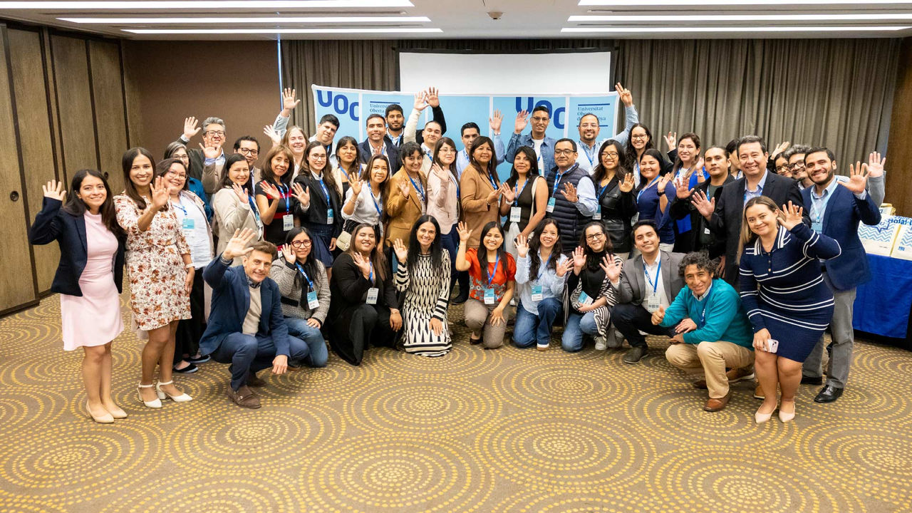 Noi somrient amb barret mirant a l'esquerra