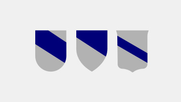 Tres formas de escudo de color gris, cada una con una franja diagonal ancha de color azul oscuro que las atraviesa de arriba a la izquierda hasta abajo a la derecha. Los escudos tienen contornos ligeramente diferentes.