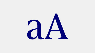 La letra "a" minúscula y la letra "A" mayúscula escritas con una tipografía con remates (serif) de color azul oscuro, sobre un fondo gris claro.