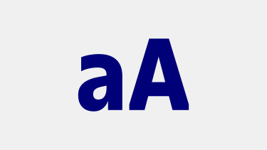 La letra "a" minúscula y la letra "A" mayúscula escritas con una tipografía de palo seco y gruesa de color azul oscuro, sobre un fondo gris claro.