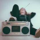 Imatge de l'article de Lola Costa Gálvez La ràdio nocturna: llum en la foscor