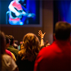 ‘Listening parties’ o com escoltar música en comunitat i guanyar-hi diners Imatge de l'article de Lola Costa Gálvez ‘Listening parties’ o com escoltar música en comunitat i guanyar-hi diners