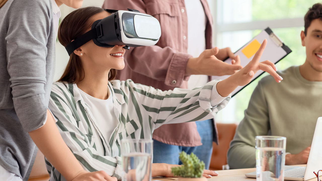 Professionals participating in an immersive learning experience with virtual reality to train skills and improve performance in the company.