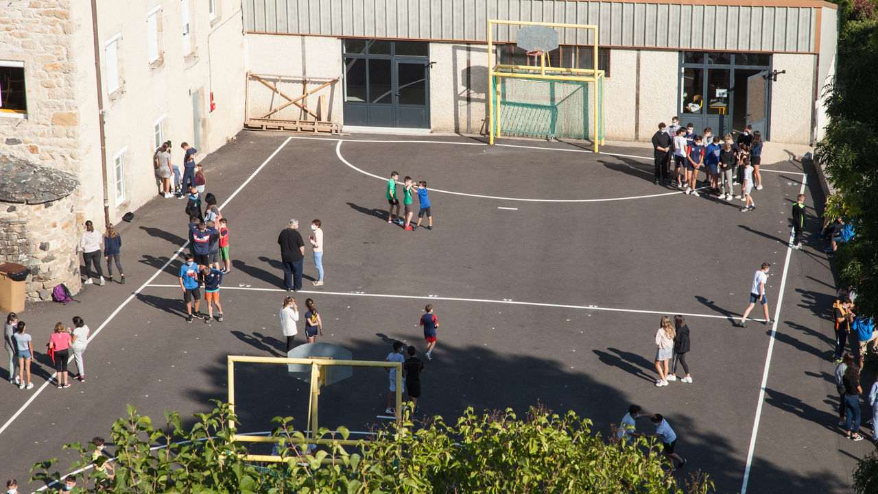Collégiens masqués dans leur cour de récréation au temps du COVID