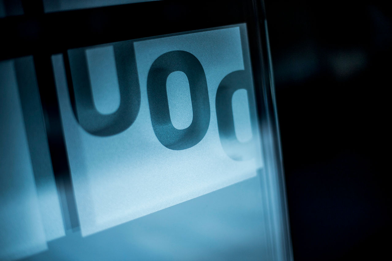 Noia somrient dempeus amb un iPad