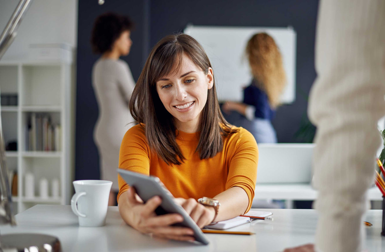  Una chica cogiendo un libro de la biblioteca