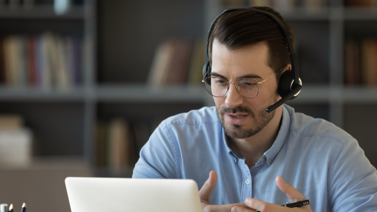 Profesional Alumni de la UOC que transfiere sus conocimientos al resto de la comunidad con webinars de habilidades, y competencias que ayudan al crecimiento profesional y personal durante la vida laboral.
