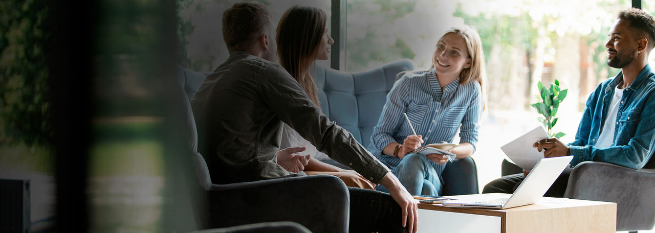 Compañeros de trabajo en una reunión informal