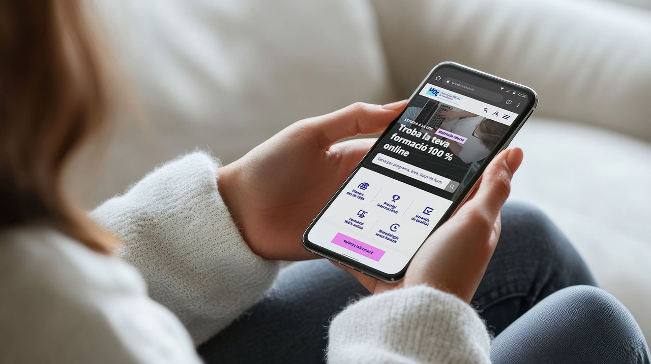 Mujer navega por el site de la UOC desde su smartphone