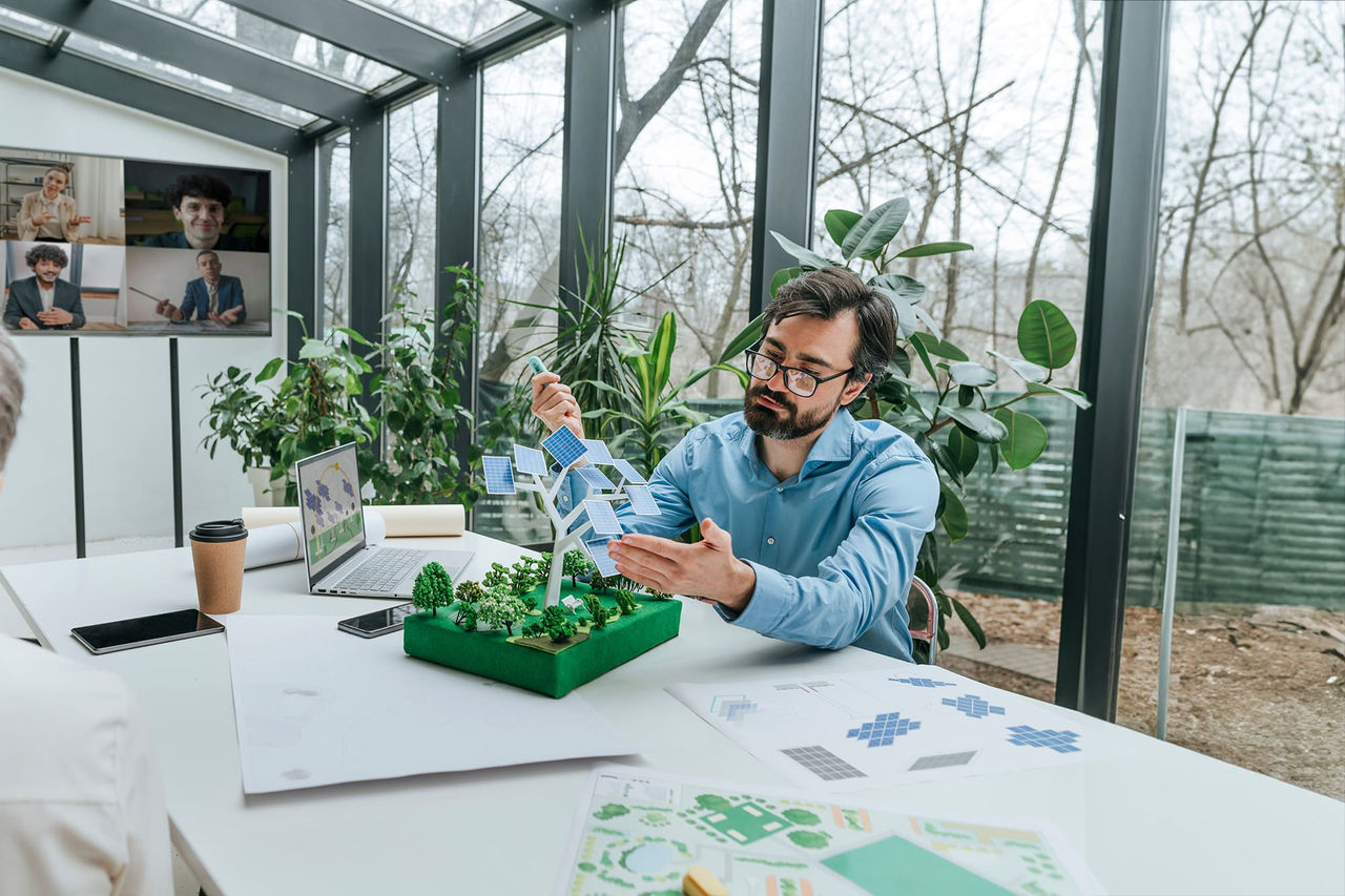 Noi treballant amb un telèfon