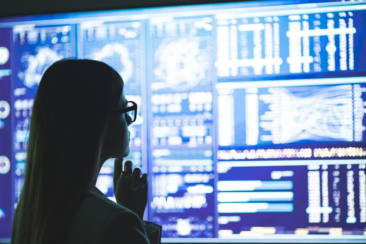 Noi treballant amb un telèfon