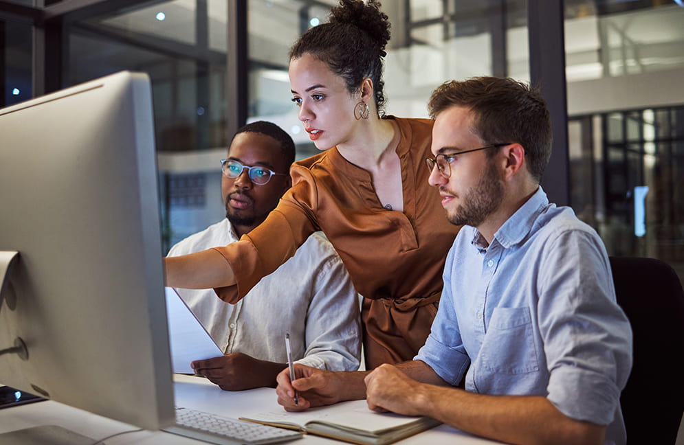 Equip treballant amb ordinador