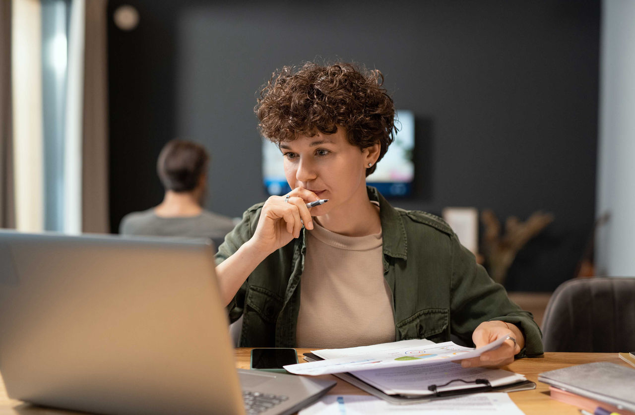 Noi somrient amb barret mirant a l'esquerra